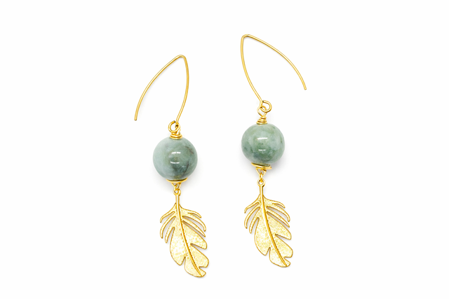 Boucles d’oreilles Plume Céleste – Jade vert &amp; Plume dorée naturelle