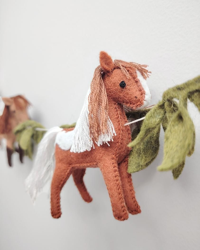 Tribu du Pré - Guirlande murale cheval