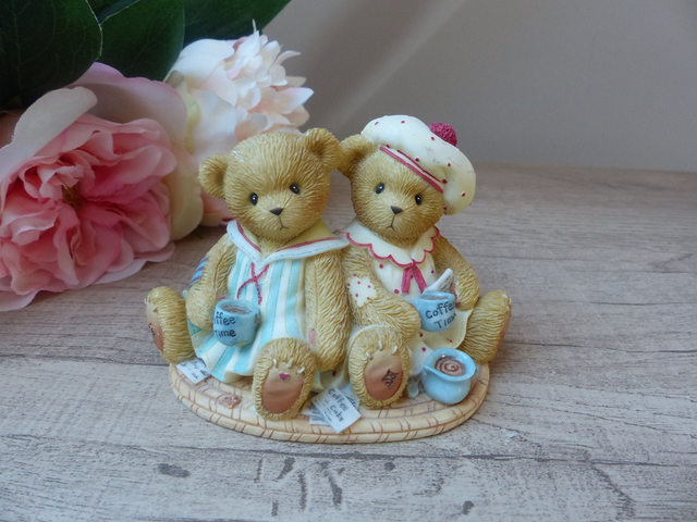 Figurine oursons Marnie et Rissa Cherished Teddies – oursons marins en résine avec tasses de café – symbole d’amitié collection Enesco 2004