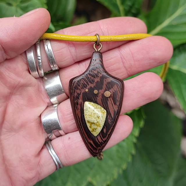 Pendentif en Bois de Wengé, Serpentine, Laiton et Cordon Cuir