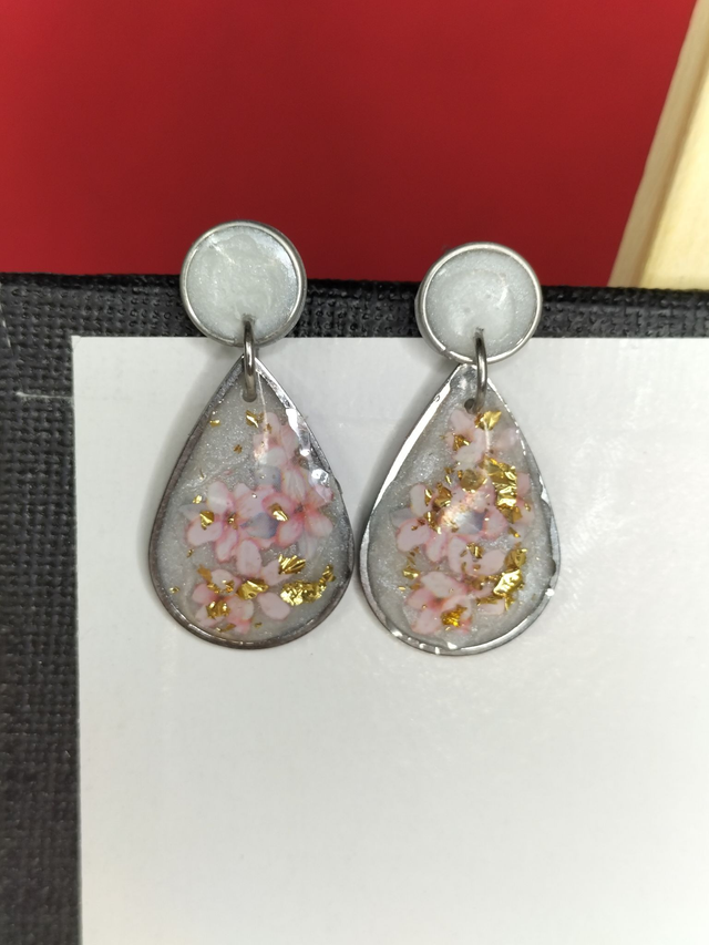 Boucles d'oreilles gouttes, résine blanche nacrée, motifs petites fleurs roses et or