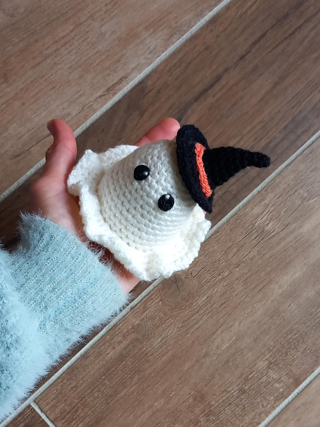 Petit fantôme à chapeau de sorcière 