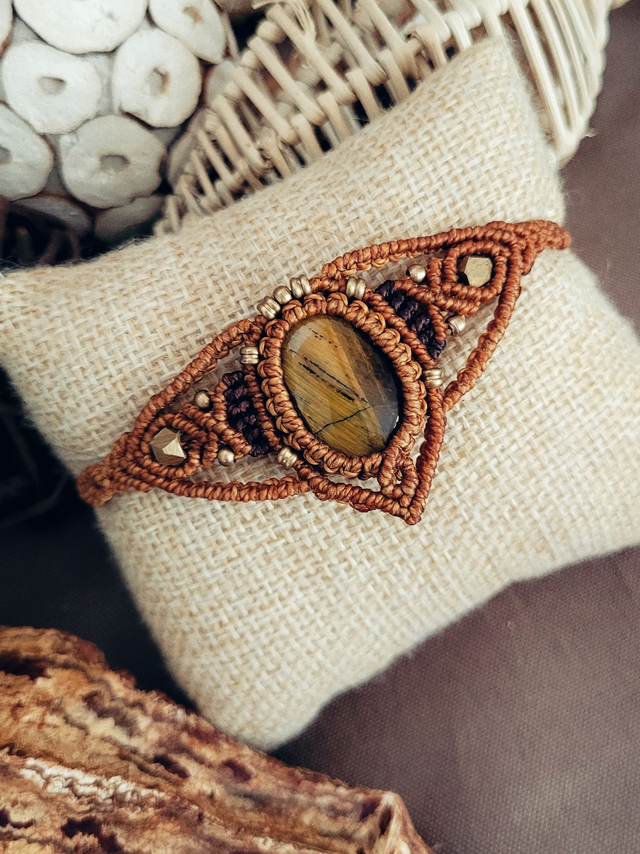 Bracelet micro-macramé œil de tigre – manchette discrète