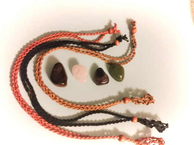 Makramee-kaulanauha ja 4 kiveä