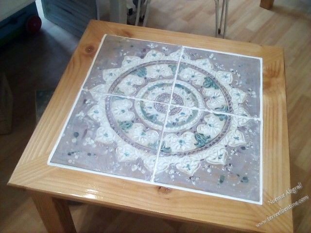 COMPOSITION:  Table basse - 4 Carreaux sur