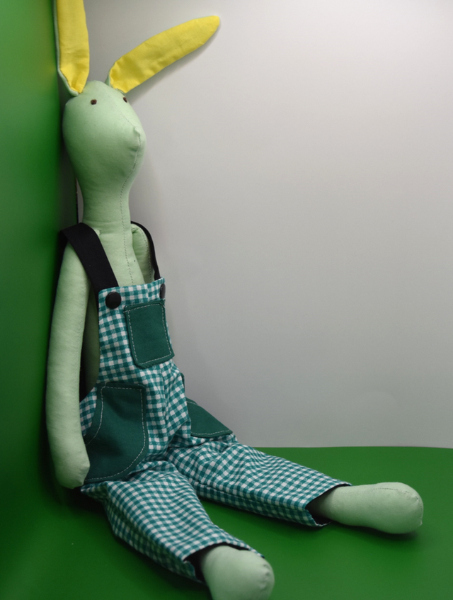 Hase Willi mit Latzhose