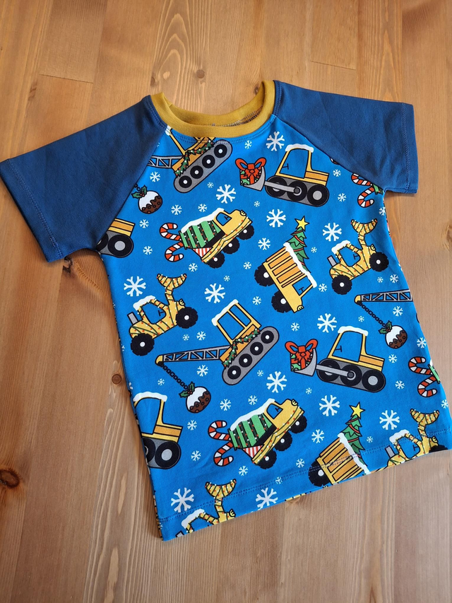 Children's Raglan T-shirt - Christmas Diggers