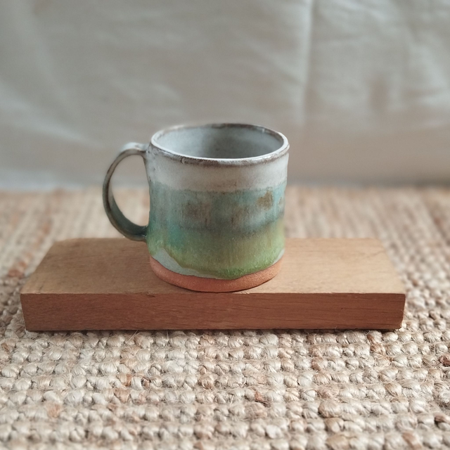 Mug, argile rouge, émail blanc, turquoise et vert