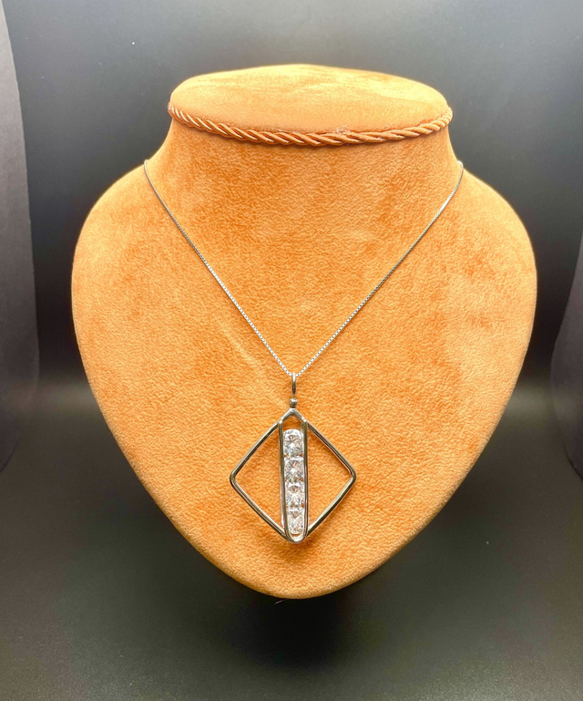 Eclissi Riflessa – Collana in Argento 925 con Ciondolo Geometrico e Zirconi