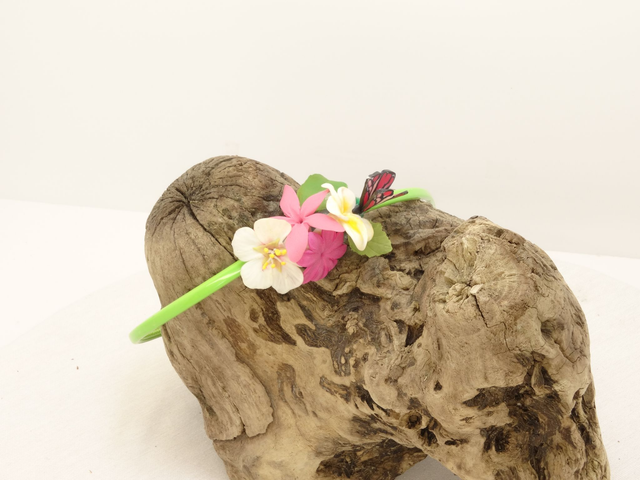 Diadema de flores y mariposa