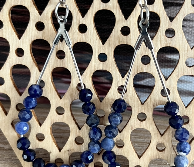 Boucles gouttes Sodalite facettée 