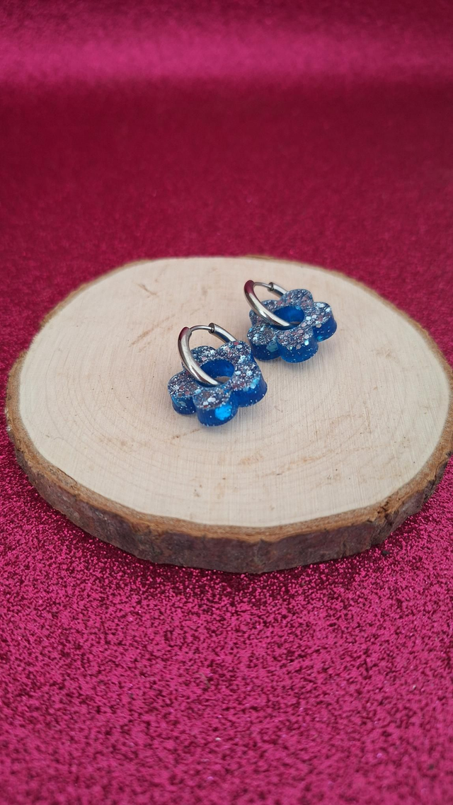 Créoles argentées fleurs bleues/paillettes argentées 