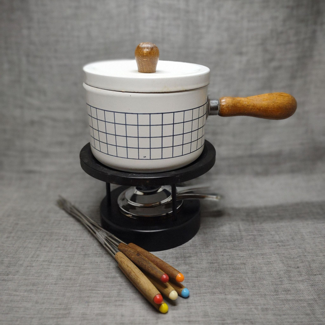Fondueset | Witte geëmailleerde fonduepan in blauw ruitmotief, houten steel, deksel, standaard, spiritusbrander en 6 fonduevorkjes | Vintage