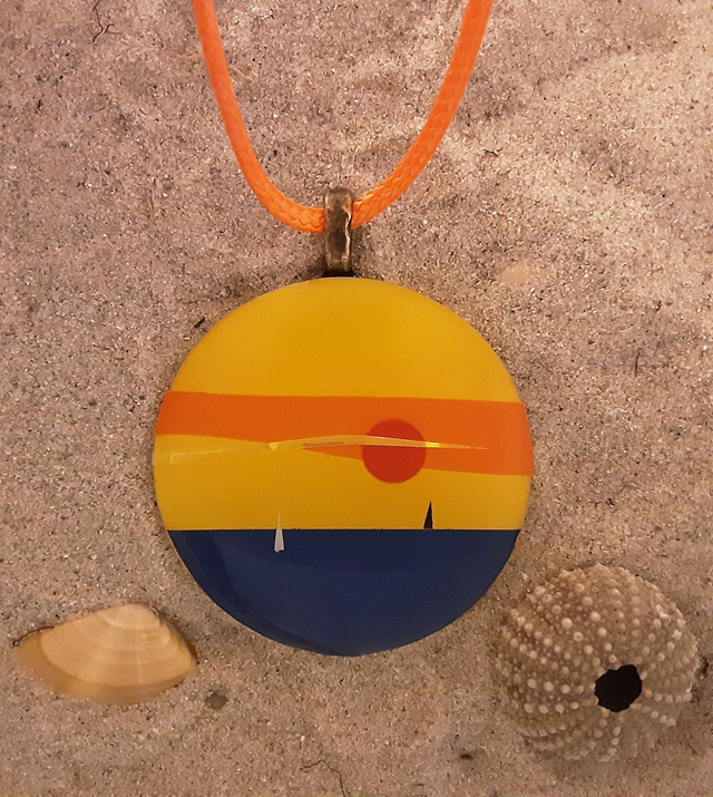 Pendentif rond collection Maritime soleil couchant mer et bateaux