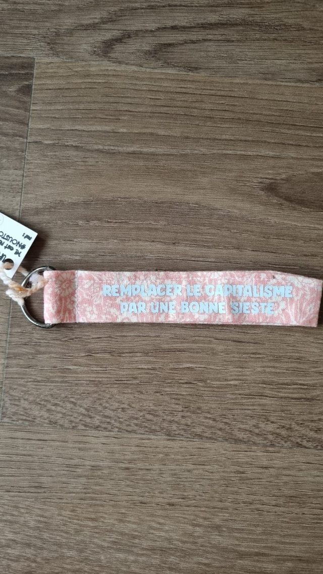 Porte-clé "remplacer le capitalisme par une bonne sieste"