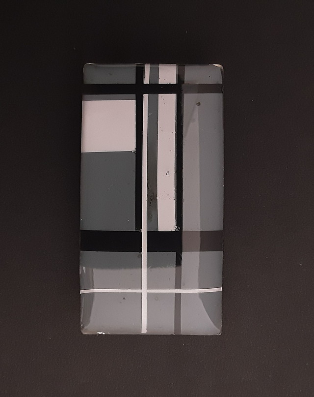 Broche rectangle moyen collection Vitrail motif géométrique noir blanc dominante de gris