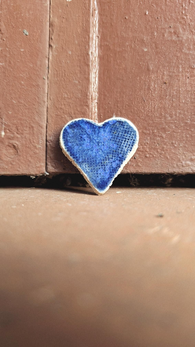 Broche Cœur en Céramique Bleue Texturée - Pièce Unique