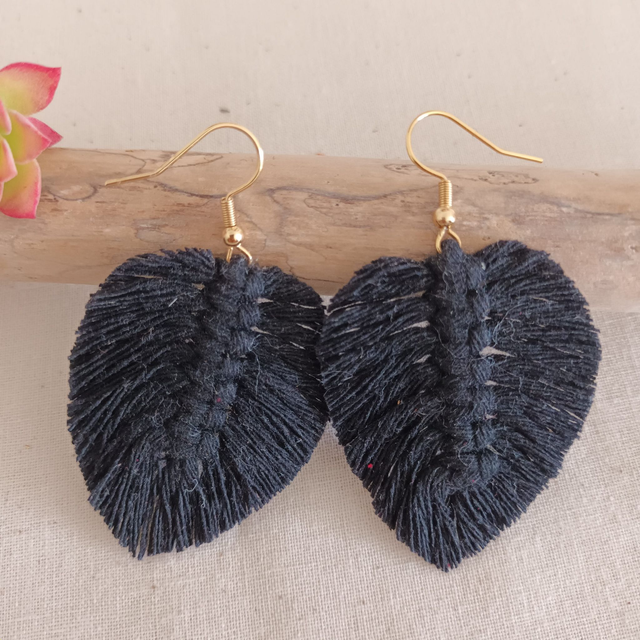 Boucle d'oreille feuille macramé dorée