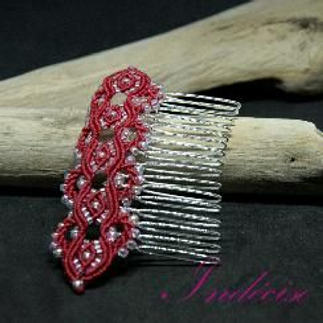 Peigne de cheveux rouge