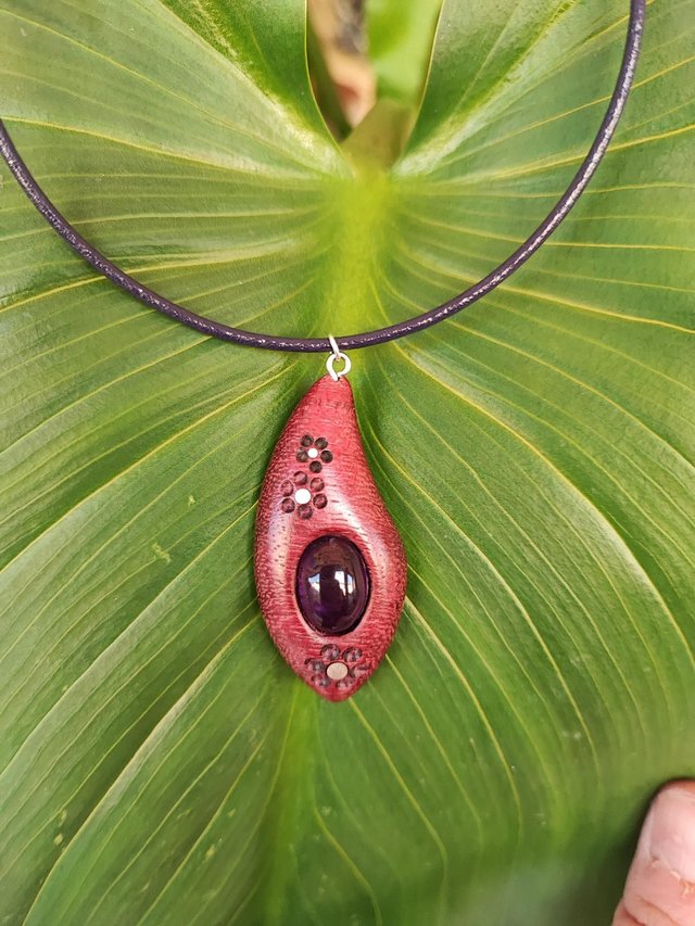 Pendentif en Bois d'Amarante, Améthyste et Cordon Cuir