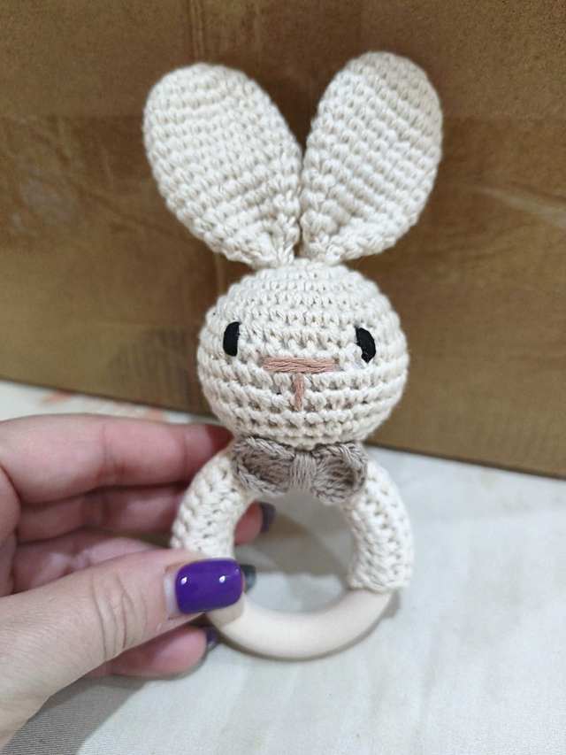 Sonajero conejo pajarita