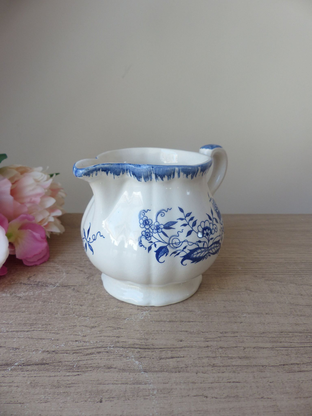 Ancien pot à lait en faïence – Sarraguemines modèle Lancaster – Décor fleurs bleues – Crémier vintage français - Décoration pour cuisine