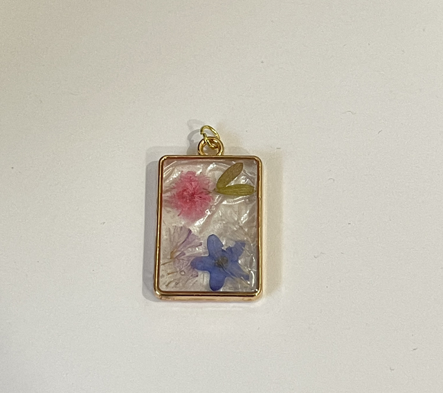 Pendentif rectangulaire doré avec incrustation de fleurs naturelles 
