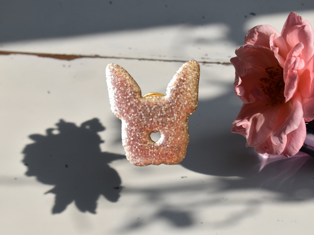 Pin’s Bouledogue Français bois & paillettes or