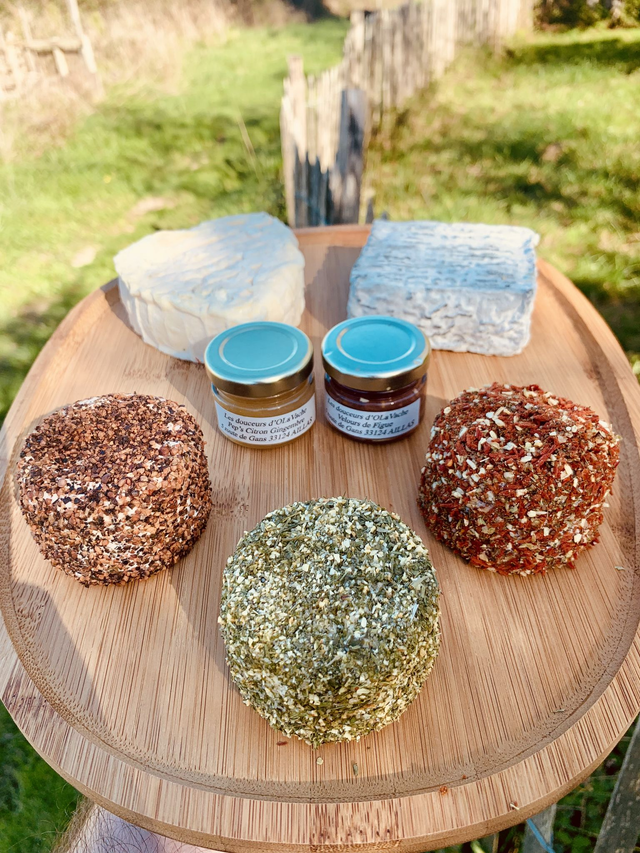 Plateau Dégustation 3 ronds aromatisés au choix*, 1 coeur Cadix, 1 carré cendré, 2 pots de compotées et plateau bambou personnalisable **