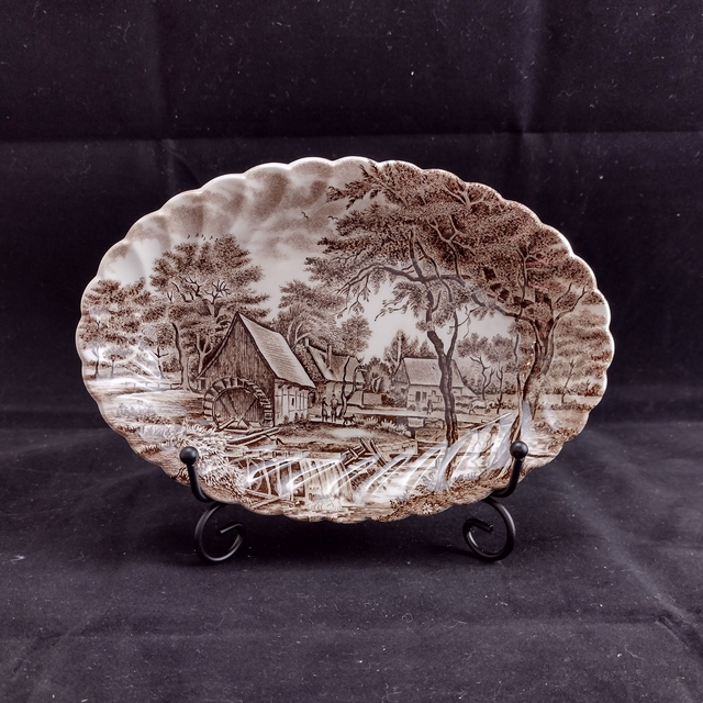 Johnson Bros | Ovale Schaal Saladeschaal Geschulpt (lengte 20 cm | breedte 14 cm | hoogte 3 cm)  ‘Watermill’ motief Bruine kleur | Vintage