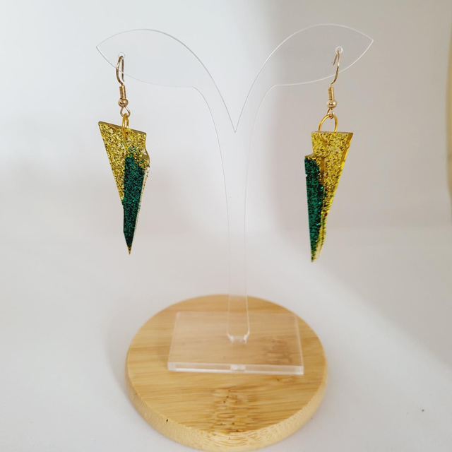 BOUCLE D’OREILLE TRIANGLE VERT ET DORÉ 