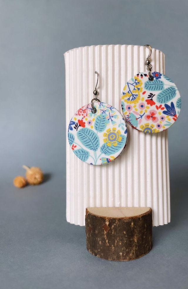 Boucles d'oreilles carton et tissu imprimé végétal de forme ronde, collection « champêtre » - tons blanc, bleu, rouge, jaune, vert. 