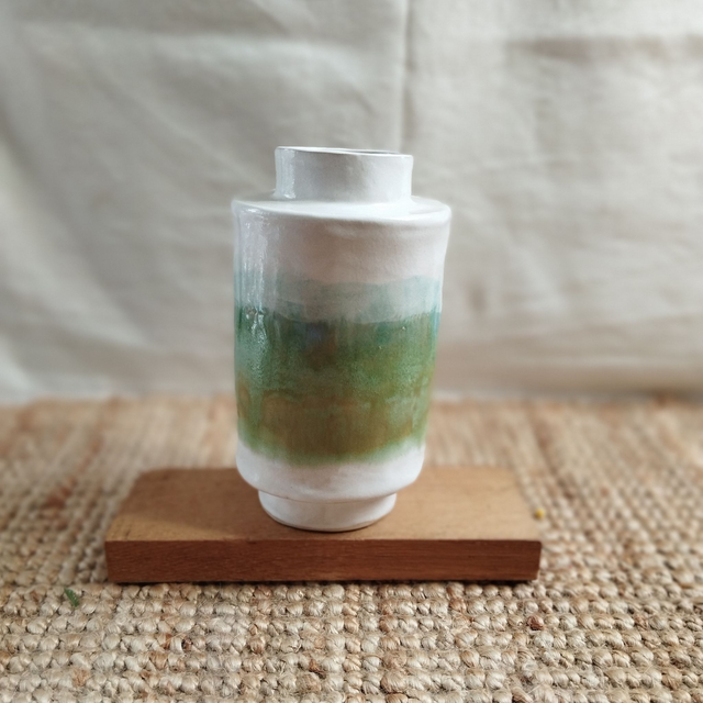 Grand vase, argile blanc, émail blanc, vert