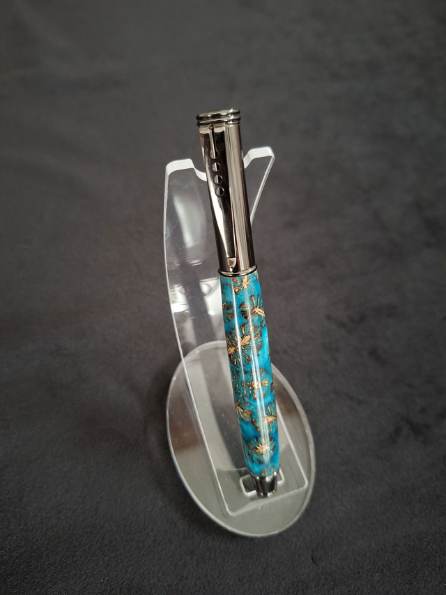 Stylo Piccolo bronze en résine bleue et cônes d&#039;aulne