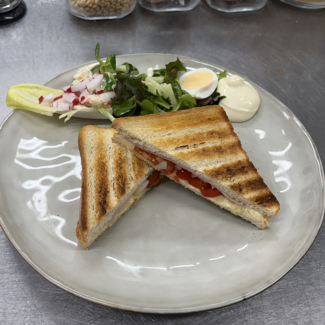 Croque uit en tomaat