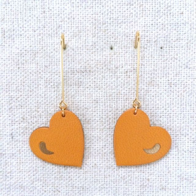 Boucles d’oreilles « Chœur » dorées, cuir ocre