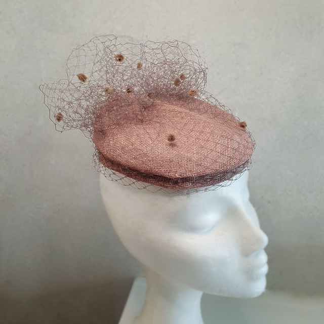 Tocado fascinator casquete sinamay rosa viejo decorado con velo Loretta