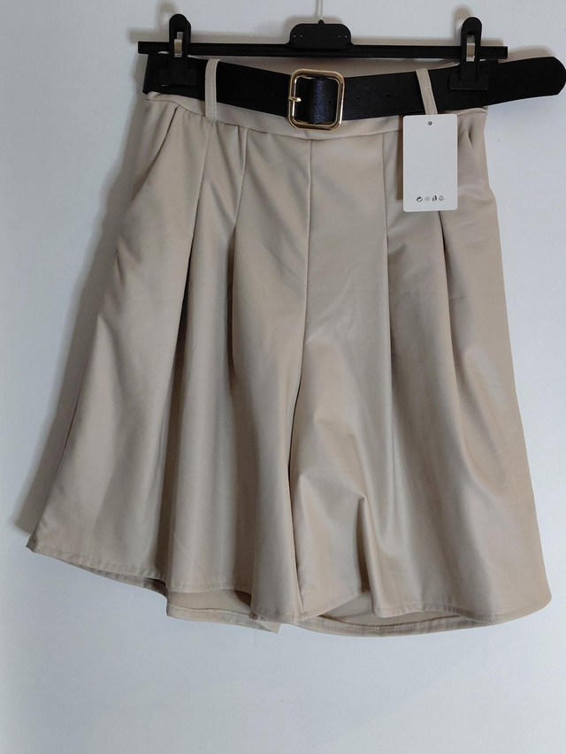 🌈Short femme en simili cuir beige – Élégance et modernité
🌈