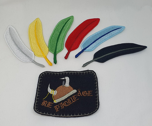 Marque-page brodé plume