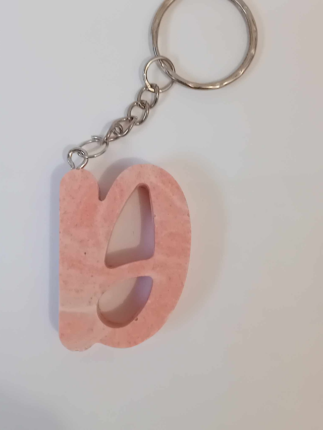 Porte clef lettre D en jesmonite 