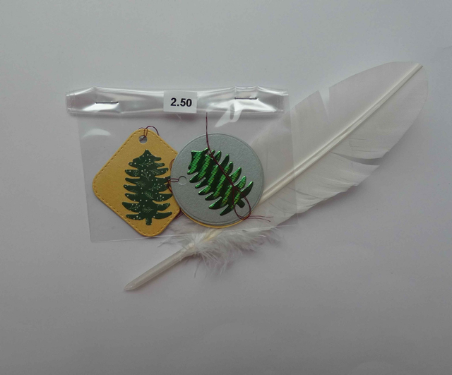 étiquettes cadeaux rondes et carrées argentées et dorées avec sapin