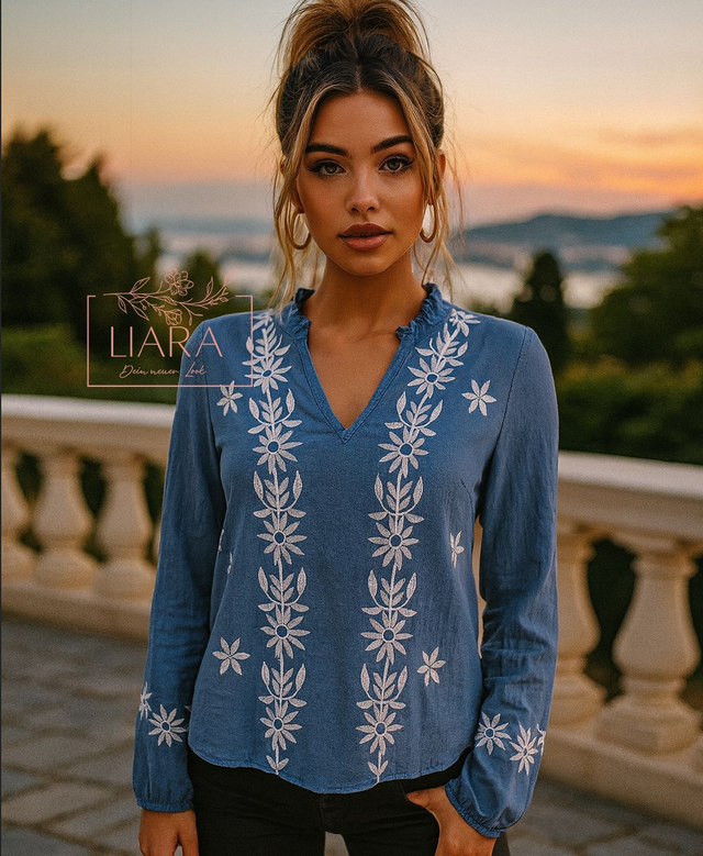 Hellblaue Bluse mit Blüten Stickerei in weiß Gr S M