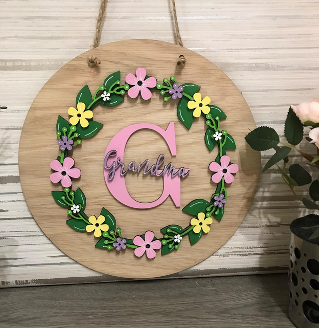 Grandma oak veneer circle with floral decoration