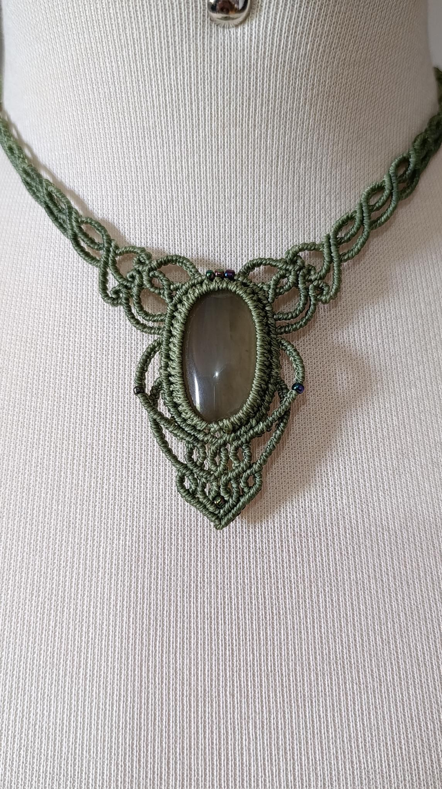 Colar em macramê com pedra de quartzo fumê