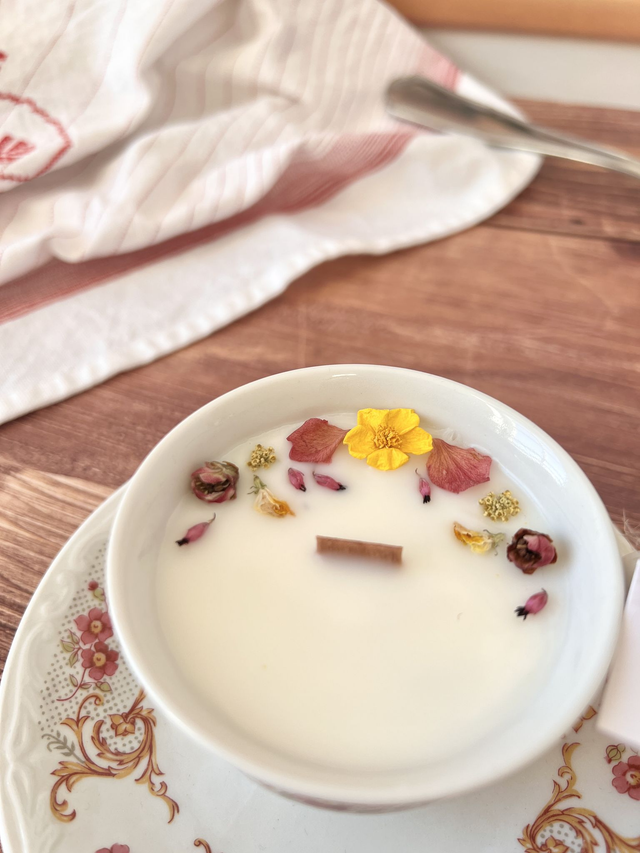 👑 Bougie Amande - tasse à café "fleurs et arabesques" avec sous-tasse - avec une fève dedans