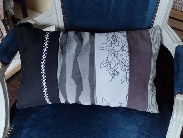 Housse de coussin long harmonie de gris, blanc et noir 50X30