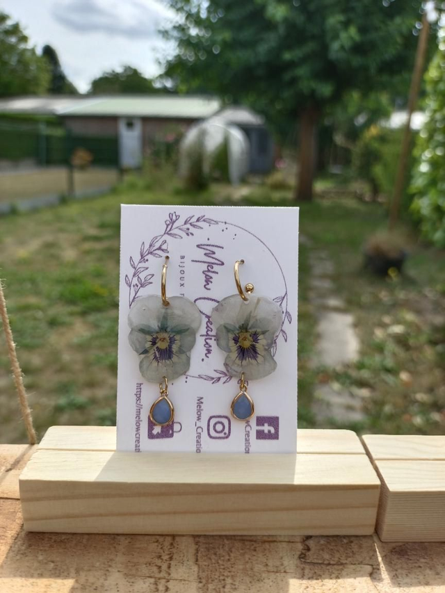 Pensées bleues claires et strass