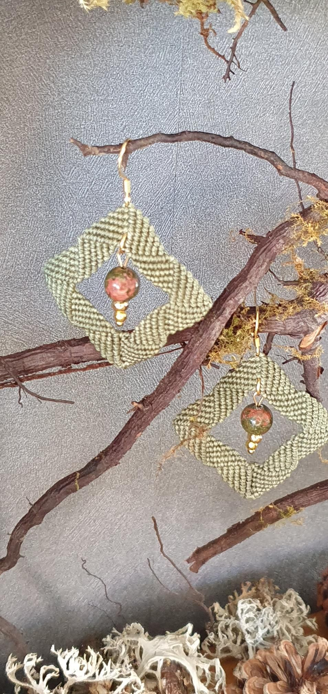 Boucles d'oreilles vert olive micro macramé 