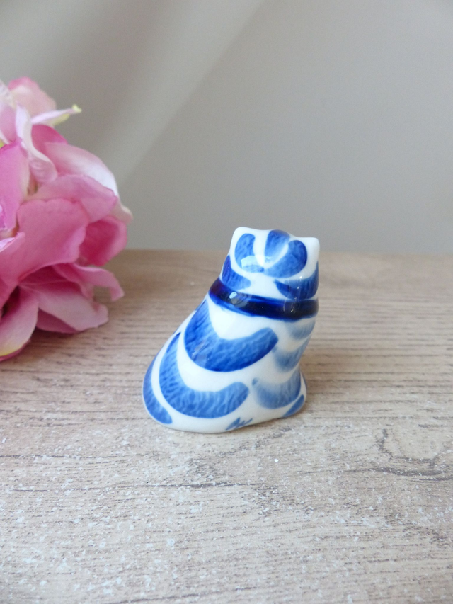 Figurine Chat en Céramique Bleu Cobalt et Blanc Peint Main – Petit Chat Assis avec Ruban – Miniature Vintage – Cadeau Amoureux des Chats