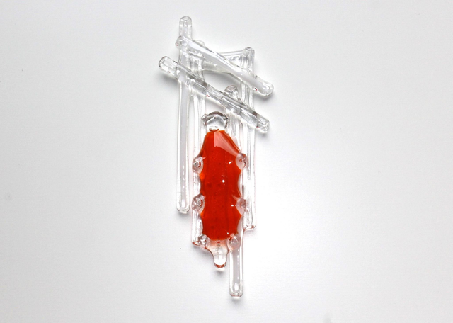 o7 Schmuckanhänger aus Glas . Akzent in Orange mit leichtem Opalglas-Schimmer . 4.5 x 12 cm